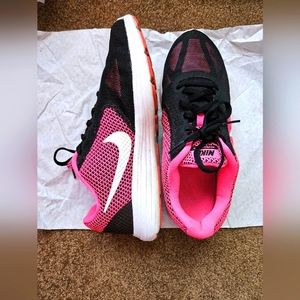 Nike Revolution 3 Sneakers